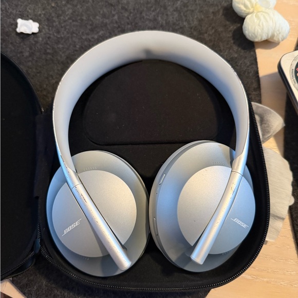 Bose Headphones 700 Noise Cancelling Headphones with Built-in Microphone - Picture 8 of 11